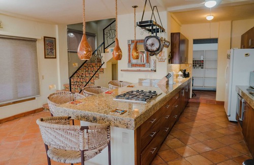 Zihuatanejo Villa | Nice vacation place to relax under the hot sun of zihuatanejo