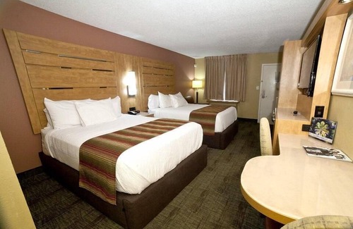Tybee Island Hotel | Nicely Appointed Guest Room w/Free WiFi & Shared Walkway Balcony