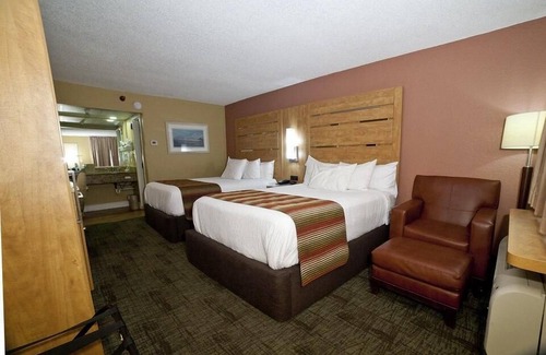 Tybee Island Hotel | Nicely Appointed Guest Room w/Free WiFi & Shared Walkway Balcony