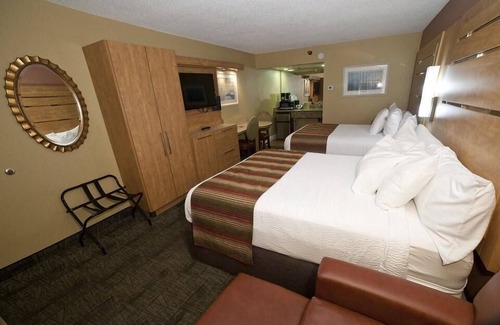 Tybee Island Hotel | Nicely Appointed Guest Room w/Free WiFi & Shared Walkway Balcony