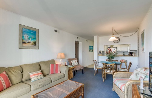 Windy Hill Condo | Nicely decorated unit in Low-rise building + Free Attraction Tickets!