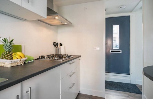 Helmersbuurt Boat Rental | Nicely renovated and beautiful decorated Houseboat-Apartment located at the Old-West area.