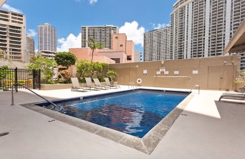 Ala Moana Apartment | Nicely updated Inn on the Park Queen Studio, Near Marina & Fort DeRussy.