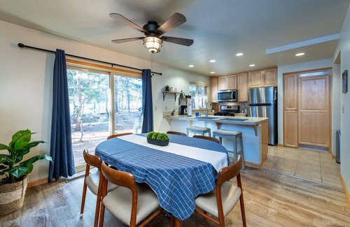Lake Forest Apartment | Nicely updated Lake Forest Glen end unit townhome