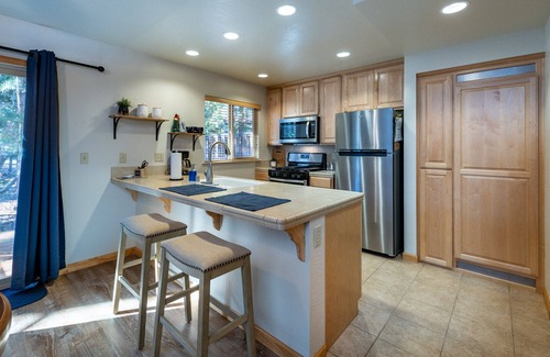 Lake Forest Apartment | Nicely updated Lake Forest Glen end unit townhome