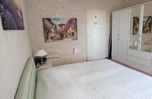 Tutzing House | Nichtraucher-Zimmer, mit Sonnenaufgang, Kühlschrank, Ventilator und ruhiger Innenhof Obergeschoss bei Koberstein