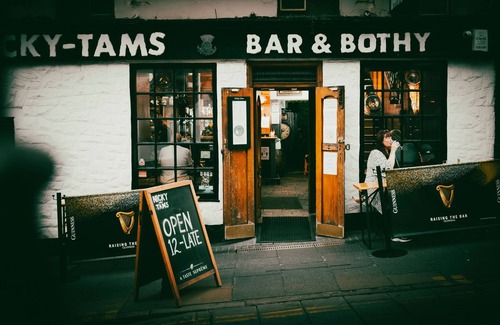 Stirling Apartment | Nicky-Tams Bar & Apartments