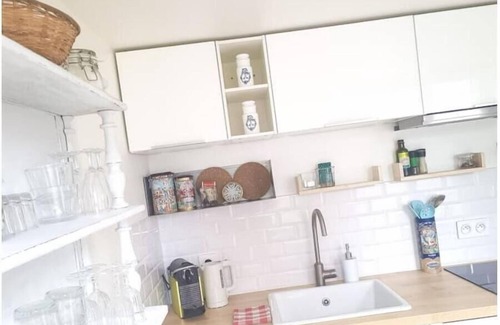 Saint-Cyr-l'Ecole Apartment | Nid Coquet Vintage au Jardin Calme et Nature