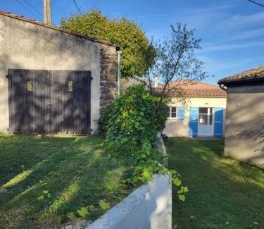 Veyras Apartment | Nid douillet - LES FARGETTES - superbe vue - charmante petite maison avec jardin - 2 pièces à Privas