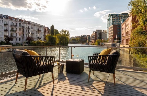 Moabit Boat Rental | Nido - relax in style on Berlin's most exclusive and natural houseboat.