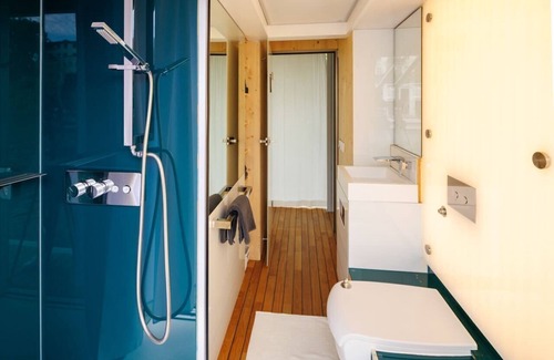 Moabit Boat Rental | Nido - relax in style on Berlin's most exclusive and natural houseboat.