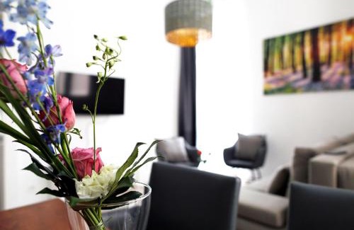West Berlin Centre Apartment | NIEB by ROCKCHAIR Apartments l SUPERHOST Status l 3 Bedrooms Boxspringbeds 3 Bathrooms in Center "Kurfürstendamm" - Cozy Family & Business Flair welcomes you!