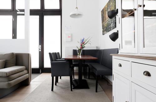 West Berlin Centre Apartment | NIEB by ROCKCHAIR Apartments l SUPERHOST Status l 3 Bedrooms Boxspringbeds 3 Bathrooms in Center "Kurfürstendamm" - Cozy Family & Business Flair welcomes you!