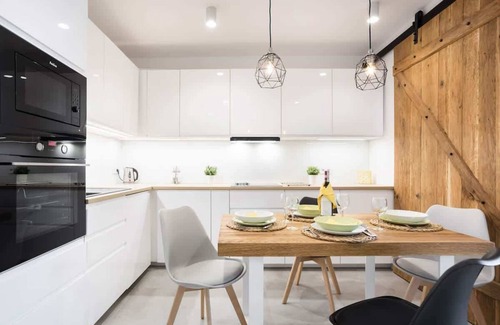 Poznan City Center Apartment | Niedzialkowskiego 10A Prestige Apartment Desk