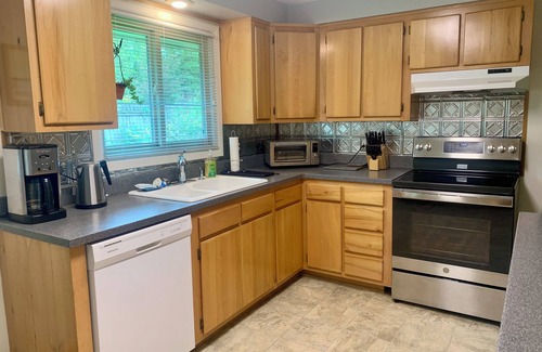 Southeast Eugene House | Nifty Thrifty - Affordable, Comfortable, in Ideal Location!
