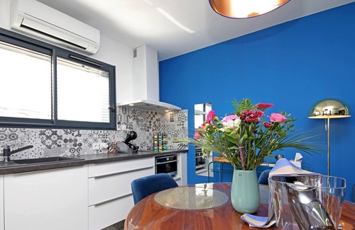 Gaillac Apartment | Night blue studio with balneotherapy
