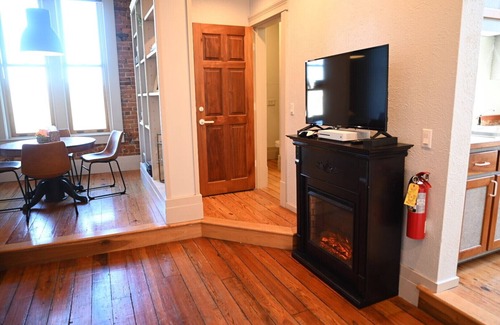 Eureka Springs Historic District Apartment | Night Owl 4S DOWNTOWN! (optional paid parking upon request)