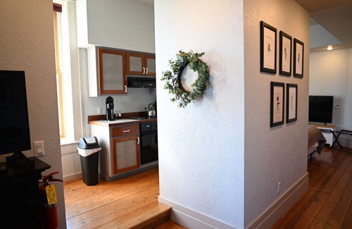 Eureka Springs Historic District Apartment | Night Owl 4S DOWNTOWN! (optional paid parking upon request)