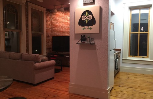 Eureka Springs Historic District Apartment | Night Owl 5W Street View (optional paid parking upon request)