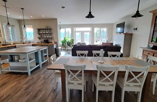 Whitehorse House | Nighthawk Guesthouse at Hot Springs