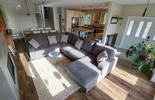 Whitehorse House | Nighthawk Guesthouse at Hot Springs