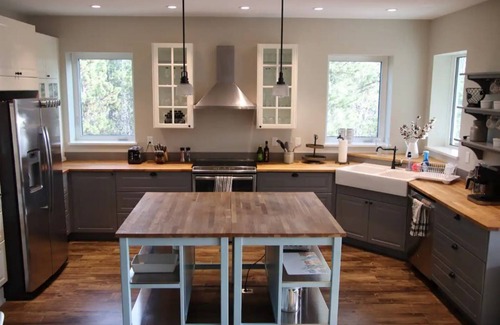 Whitehorse House | Nighthawk Guesthouse at Hot Springs