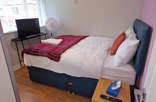 Hemel Hempstead Apartment | NightRest Homes Smart TV In Each Room - Parking - Hemel Hempstead
