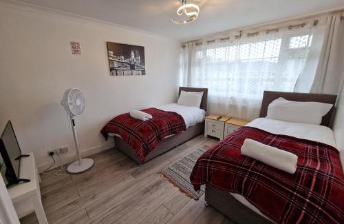 Hemel Hempstead Apartment | NightRest Homes Smart TV In Each Room - Parking - Hemel Hempstead
