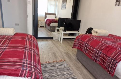 Hemel Hempstead Apartment | NightRest Homes Smart TV In Each Room - Parking - Hemel Hempstead