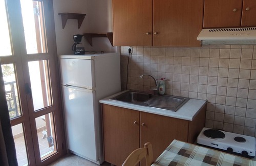 Gialiskari Apartment | Nikos Apartments A4 - One Bedroom Apartment, Sleeps 5