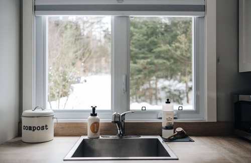St-Adolphe-d'Howard Ski Chalet | Niksen Cabins for 2 people on the lake