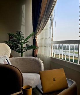 Cairo Apartment | Nile Retreat The perfect Nile and Pyramids View in Maadi شقة فندقية علي النيل مباشرة