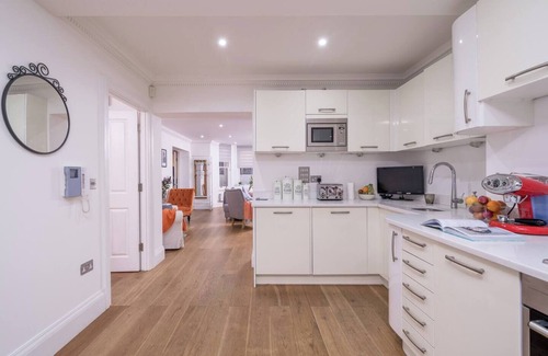 Redcliffe Apartment | Niru Experience Luxury Boutique Garden 2BD 2BA