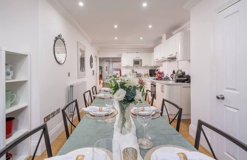 Redcliffe Apartment | Niru Experience Luxury Boutique Garden 2BD 2BA