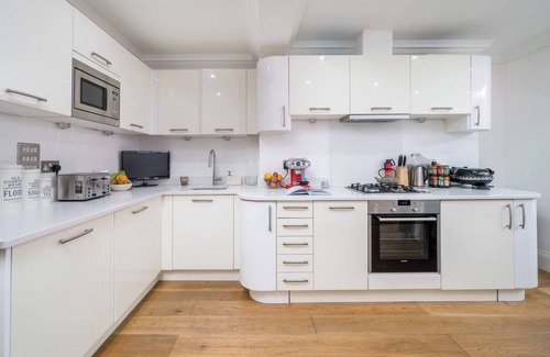Redcliffe Apartment | Niru Experience Luxury Boutique Garden 2BD 2BA
