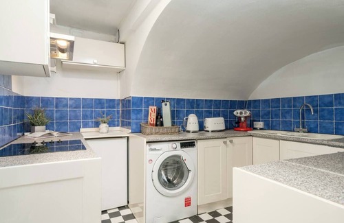 Redcliffe Apartment | Niru Experience Chelsea Oasis with Courtyard