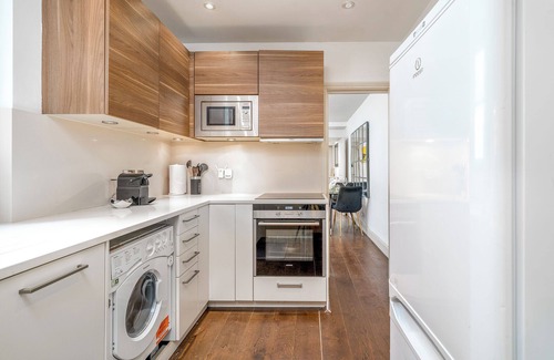 Redcliffe Apartment | Niru Experience Hidden Gem In Chelsea 2BD 2BA
