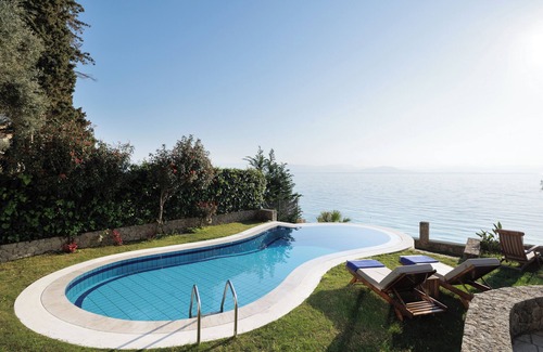 Dafnata Villa | Nisos Villas Corfu - Villa Emerald ,Beachfront & pool