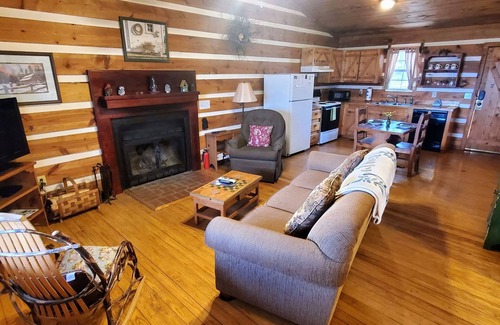 Gatlinburg - Pigeon Forge Cabin | Nite Vu Cabin:A Light and Airy Retreat with Mountain Views, Hot Tub, and Jacuzzi