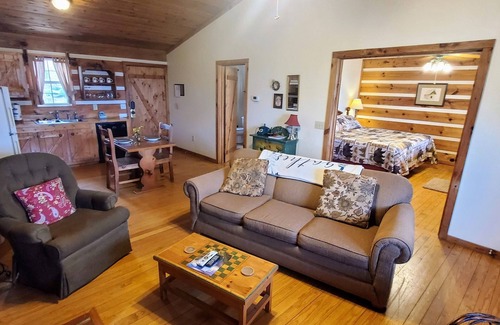 Gatlinburg - Pigeon Forge Cabin | Nite Vu Cabin:A Light and Airy Retreat with Mountain Views, Hot Tub, and Jacuzzi