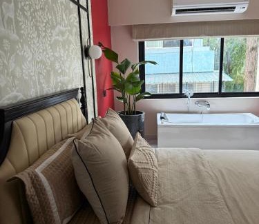 Meera Nagar Apartment | Nivara Luxury Jacuzzi Suite in Koregaon Park