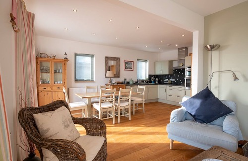 Rhosneigr House | Niwl Y Môr: Beachfront Rhosneigr cottage for 6 guests