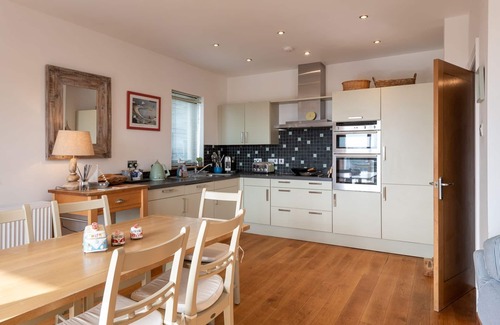 Rhosneigr House | Niwl Y Môr: Beachfront Rhosneigr cottage for 6 guests