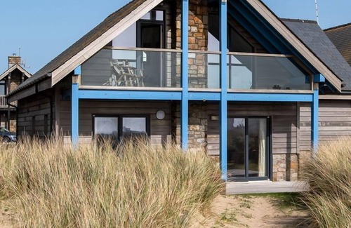 Rhosneigr House | Niwl Y Môr: Beachfront Rhosneigr cottage for 6 guests