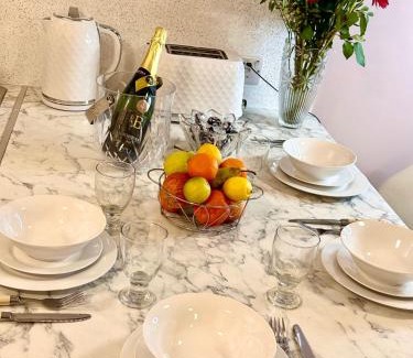 Dartford Apartment | NKN cosy maisonette close to Dartford train station, free parking, food, shopping