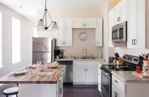 Southwest Garden Apartment | nLove Italian? You'll love 'The Hill' NBHD. Clean & cozy 1st fl apt