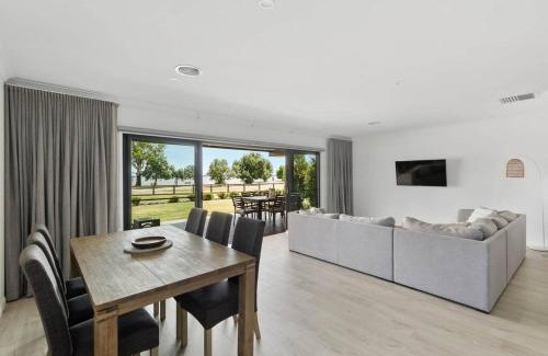 Yarrawonga House | No 1 Marine Cove - Lake Views