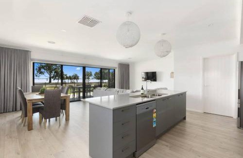Yarrawonga House | No 1 Marine Cove - Lake Views