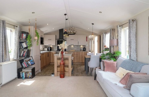 Kessingland Cottage | NO. 2 - SEAVIEW, pet friendly, country holiday cottage in Kessingland