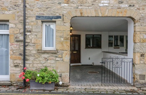 Kirkby Lonsdale House | NO. 2 THE MEWS, pet friendly in Kirkby Lonsdale